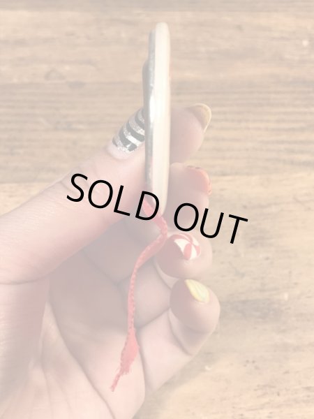 ユニバーシティ物のフットボールイベントの30年代ビンテージ缶バッジ