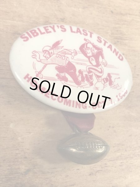 カレッジ物のフットボールイベントの60年代ビンテージ缶バッジ