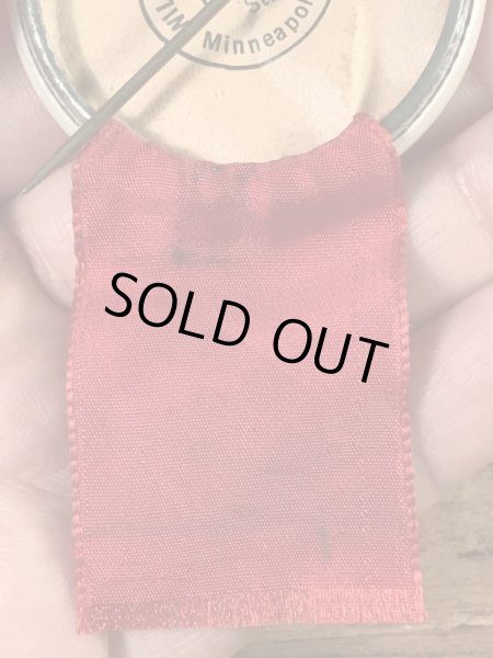 ユニバーシティ物のフットボールイベントの30’sヴィンテージ缶バッチ