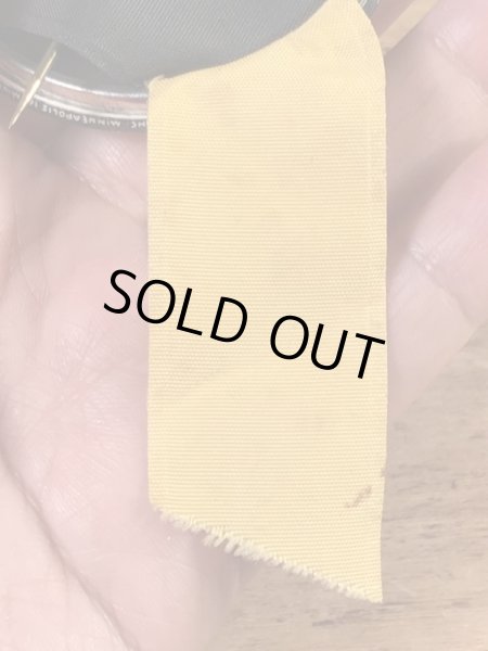 カレッジ物のフットボールイベントの50年代ビンテージ缶バッジ