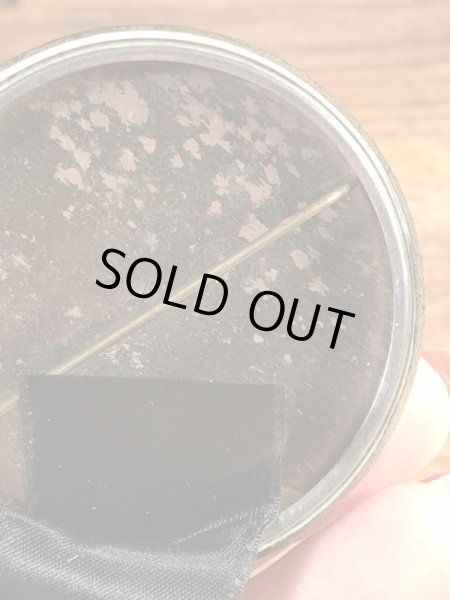 カレッジ物のフットボールイベントの50年代ビンテージ缶バッジ