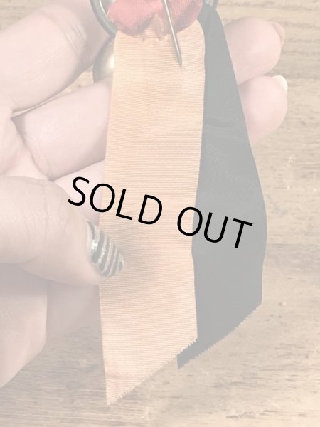 ユニバーシティ物のフットボールイベントの40’sヴィンテージ缶バッチ