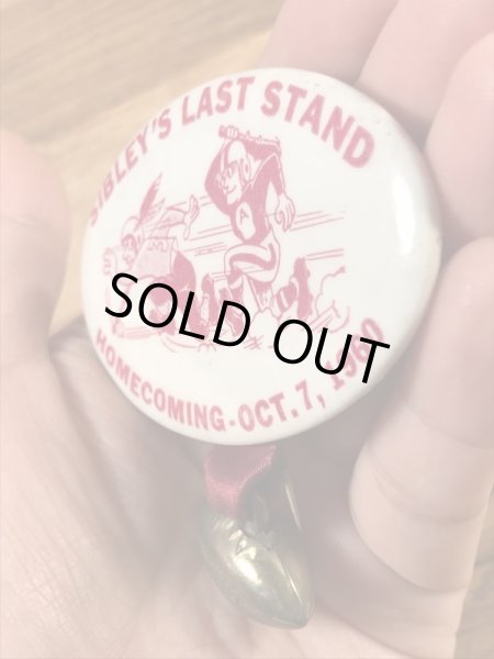 カレッジ物のフットボールイベントの60年代ビンテージ缶バッジ