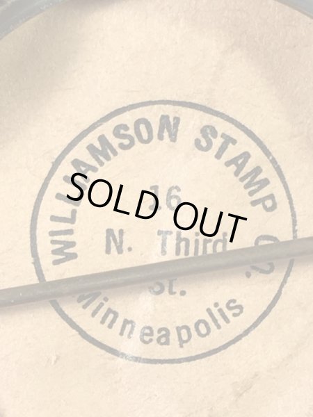 ユニバーシティ物のフットボールイベントの30年代ビンテージ缶バッジ