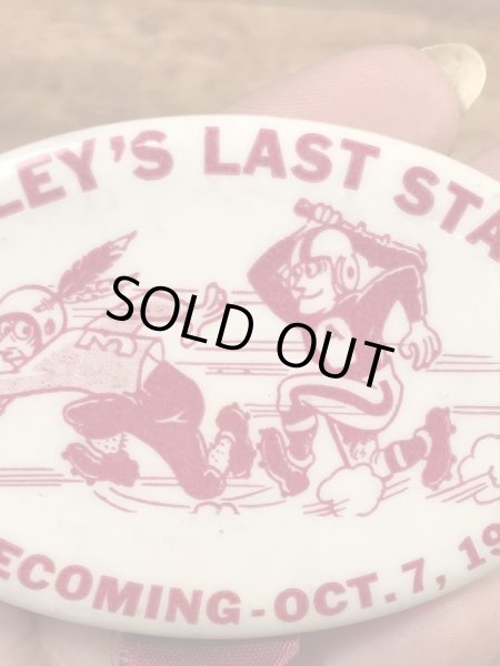 カレッジ物のフットボールイベントの60年代ビンテージ缶バッジ