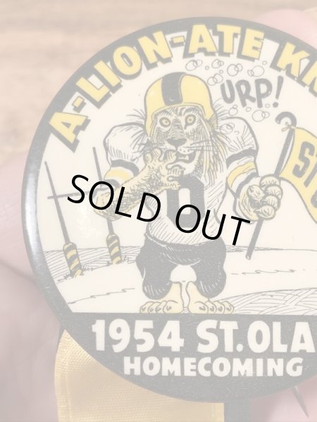 カレッジ物のフットボールイベントの50年代ビンテージ缶バッジ