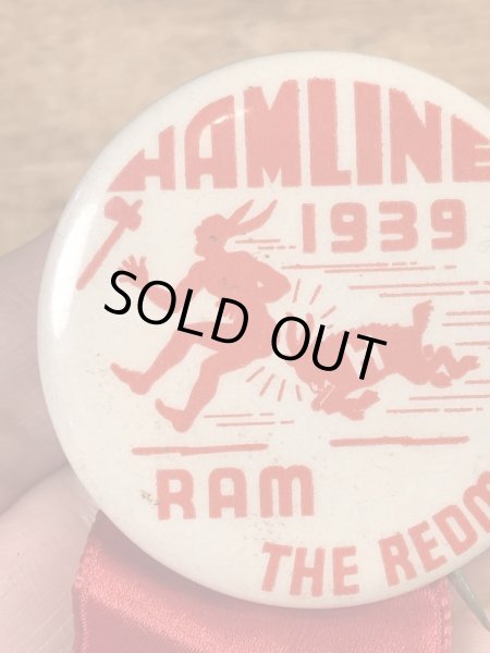 ユニバーシティ物のフットボールイベントの30年代ビンテージ缶バッジ