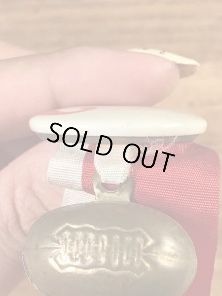 ユニバーシティ物のフットボール大会の40年代ビンテージ缶バッジ