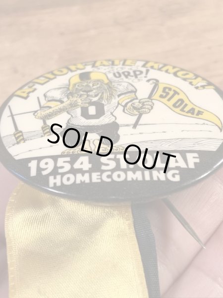 カレッジ物のフットボールイベントの50年代ビンテージ缶バッジ