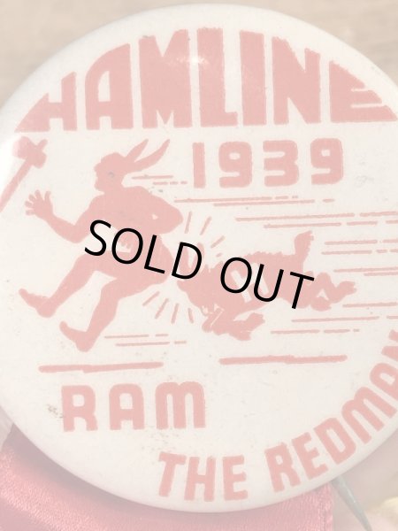 ユニバーシティ物のフットボールイベントの30年代ビンテージ缶バッジ