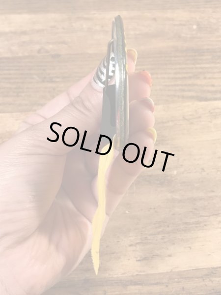 カレッジ物のフットボールイベントの50年代ビンテージ缶バッジ