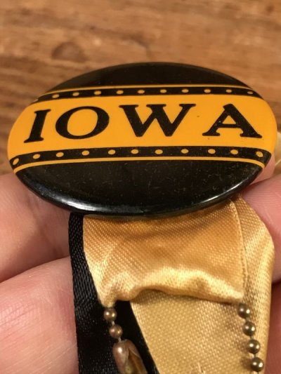 画像2: “Iowa” Foot Ball College Pin Back　カレッジ　ビンテージ　缶バッジ　フットボール　50〜60年代