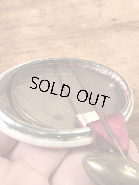 カレッジ物のフットボールイベントの60年代ビンテージ缶バッジ