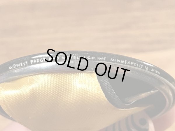 カレッジ物のフットボールイベントの50年代ビンテージ缶バッジ