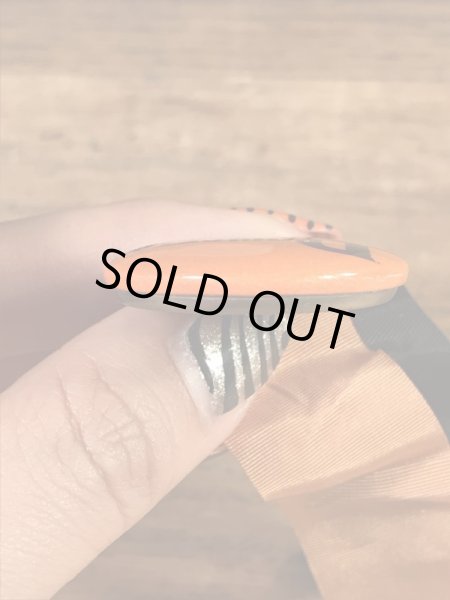 カレッジ物のフットボール大会の40年代ビンテージ缶バッジ