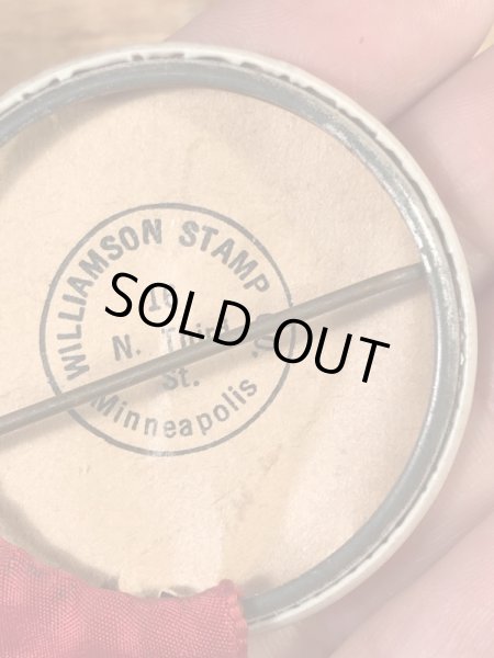 ユニバーシティ物のフットボールイベントの30年代ビンテージ缶バッジ