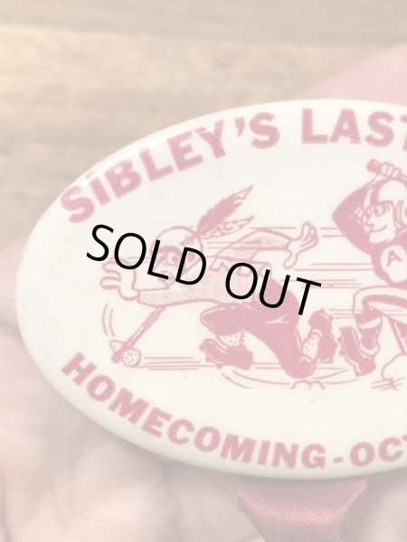 カレッジ物のフットボールイベントの60年代ビンテージ缶バッジ