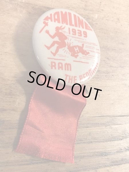 ユニバーシティ物のフットボールイベントの30年代ビンテージ缶バッジ