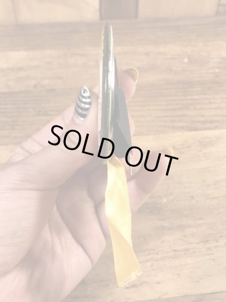 カレッジ物のフットボールイベントの50年代ビンテージ缶バッジ