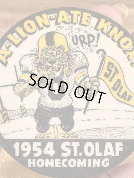 カレッジ物のフットボールイベントの50年代ビンテージ缶バッジ