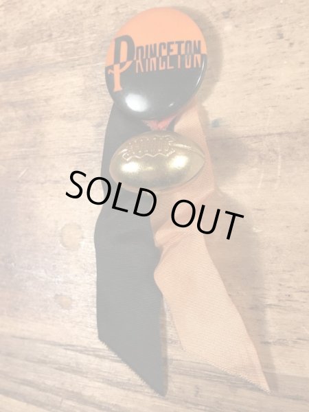 ユニバーシティ物のフットボールイベントの40’sヴィンテージ缶バッチ