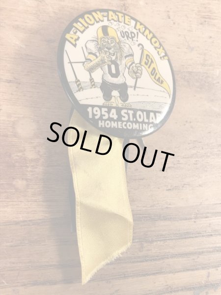 カレッジ物のフットボールイベントの50年代ビンテージ缶バッジ