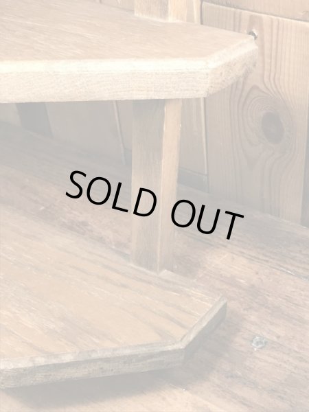 壁掛けタイプの木製のビンテージディスプレイ棚