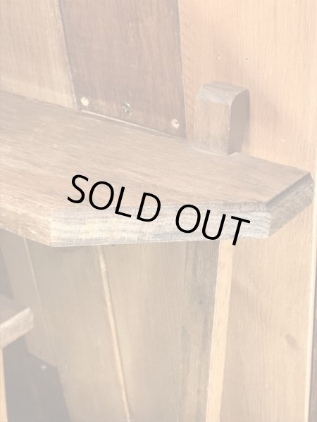 壁掛けタイプの木製のビンテージディスプレイ棚