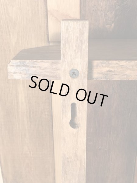 壁掛けタイプの木製のビンテージディスプレイ棚