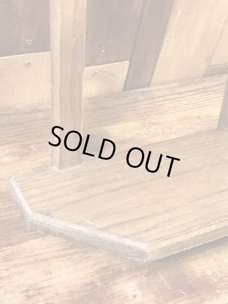 壁掛けタイプの木製のビンテージディスプレイ棚