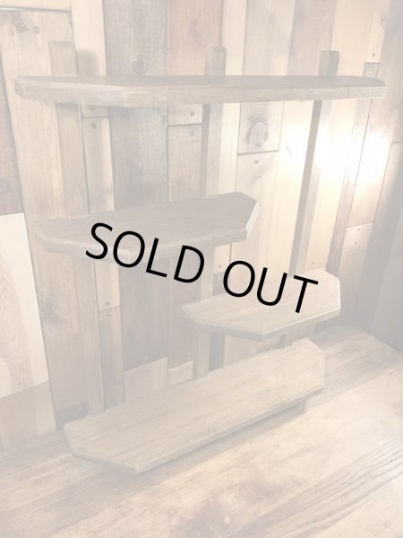 壁掛けタイプの木製のビンテージディスプレイ棚