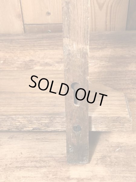 壁掛けタイプの木製のビンテージディスプレイ棚