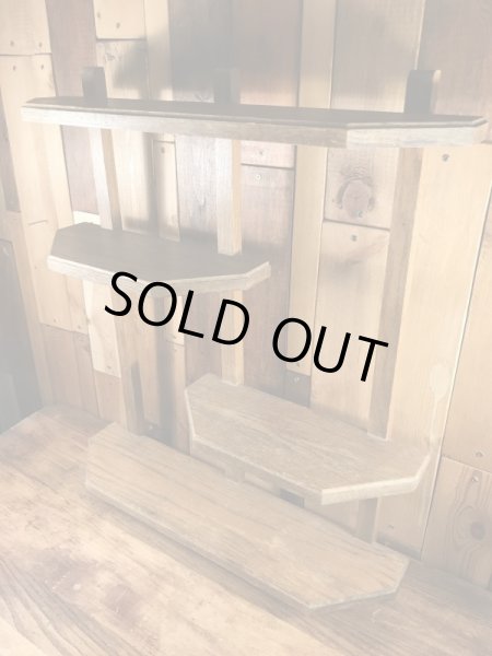 壁掛けタイプのウッド製のヴィンテージ飾り棚