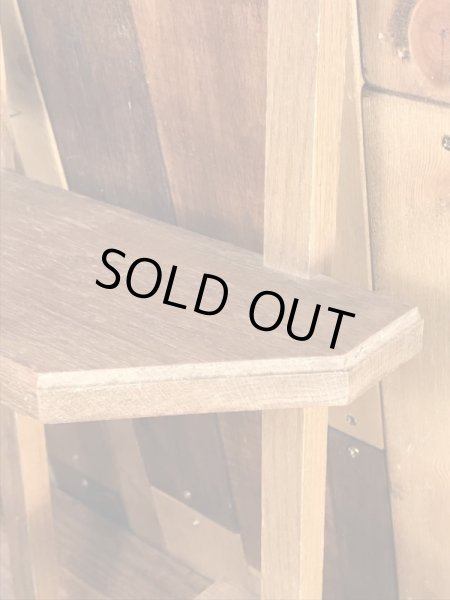 壁掛けタイプのウッド製のヴィンテージ飾り棚