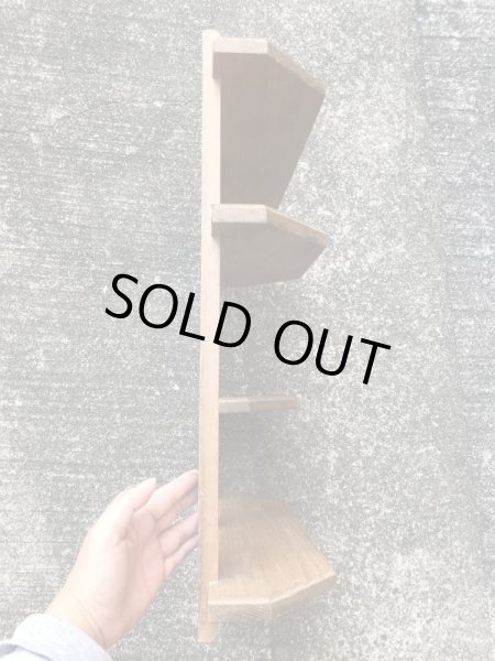 壁掛けタイプの木製のビンテージディスプレイ棚