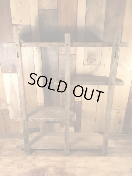 壁掛けタイプのウッド製のヴィンテージ飾り棚