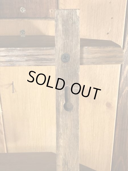 壁掛けタイプのウッド製のヴィンテージ飾り棚