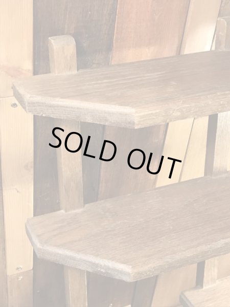 壁掛けタイプのウッド製のヴィンテージ飾り棚