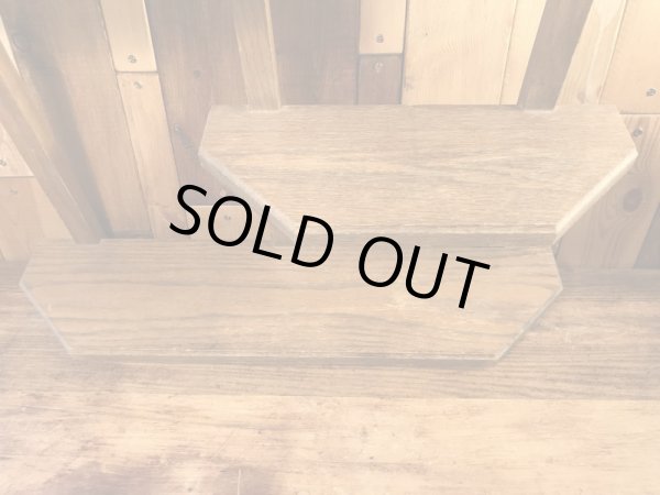 壁掛けタイプの木製のビンテージディスプレイ棚