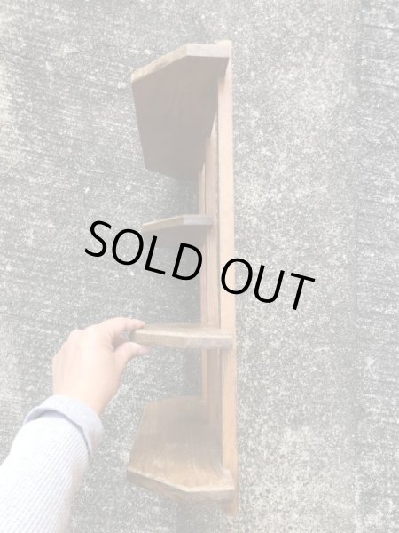 壁掛けタイプのウッド製のヴィンテージ飾り棚