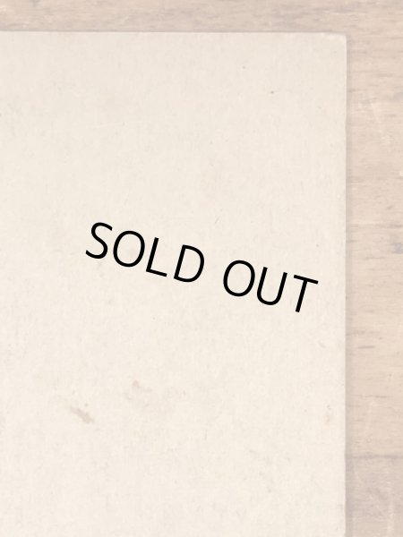 Thumb Fun, Eh, Kid?のメッセージが書かれたピンナップガールの40’sヴィンテージカード