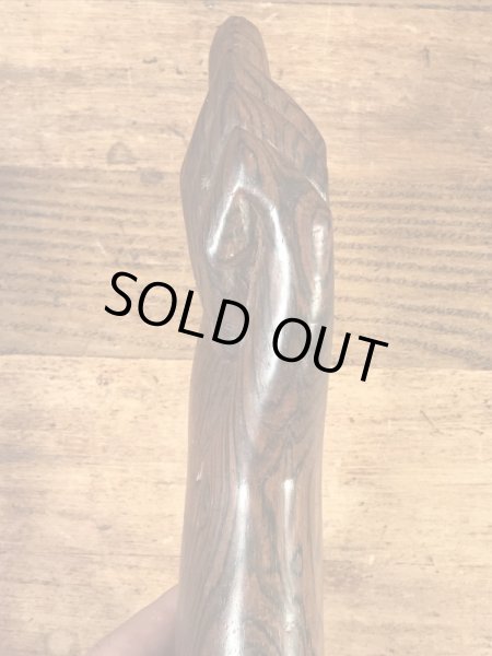 フィグサインの木彫りの70年代ビンテージ置物