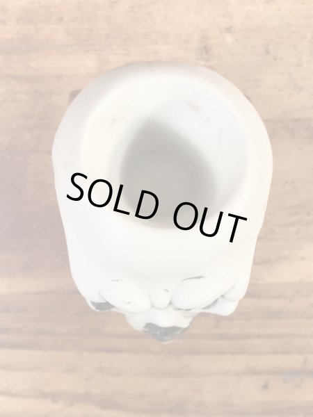 スカルオンブックの陶器製の50年代ビンテージマッチホルダー