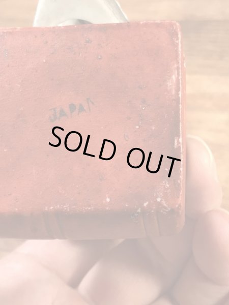 スカルオンブックの陶器製の50年代ビンテージマッチホルダー