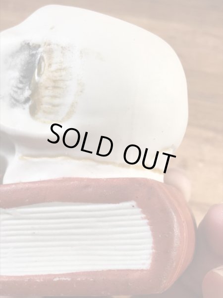 スカルオンブックの陶器製の50年代ビンテージマッチホルダー