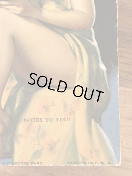 Notes To You!のメッセージが書かれたピンナップガールの40’sヴィンテージカード