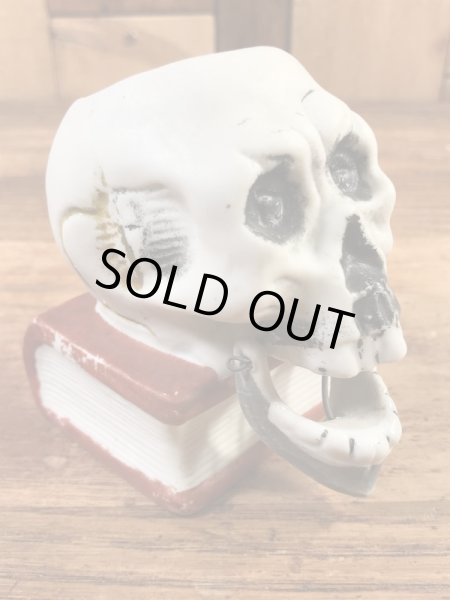 スカルオンブックの陶器製の50年代ビンテージマッチホルダー