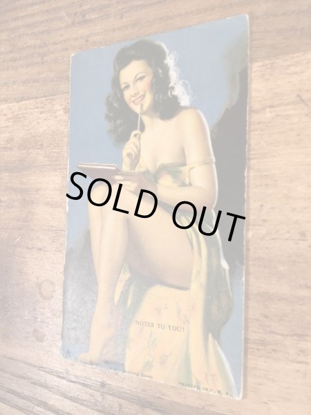Notes To You!のメッセージが書かれたピンナップガールの40’sヴィンテージカード