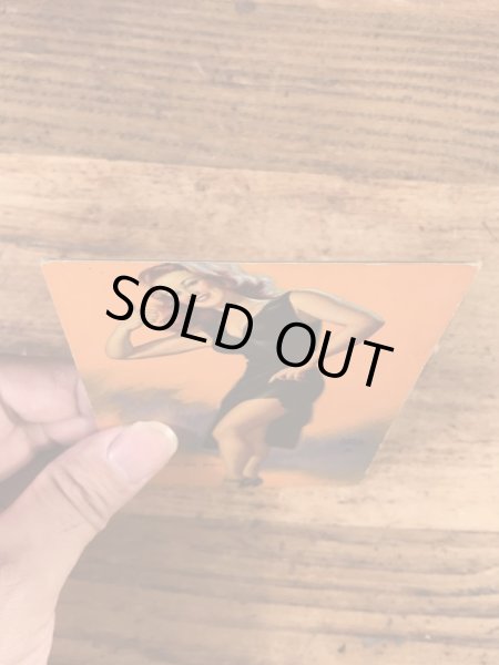 Thumb Fun, Eh, Kid?のメッセージが書かれたピンナップガールの40’sヴィンテージカード