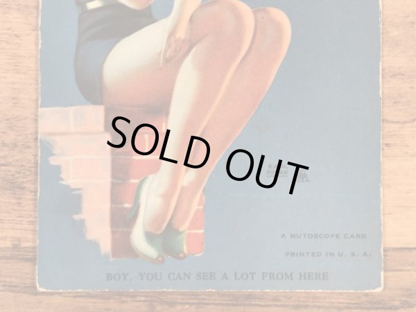 Boy,You Can See A Lot From Hereのメッセージが書かれたピンナップガールの40’sヴィンテージカード